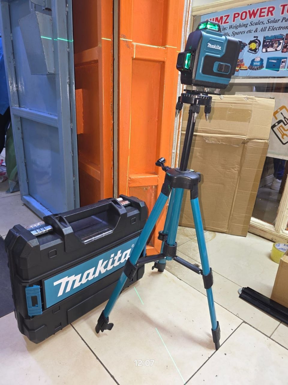 2aae8df9-d488-42cb-848e-f410bad23bff Makita Green Laser Level 16 lines - Image 1