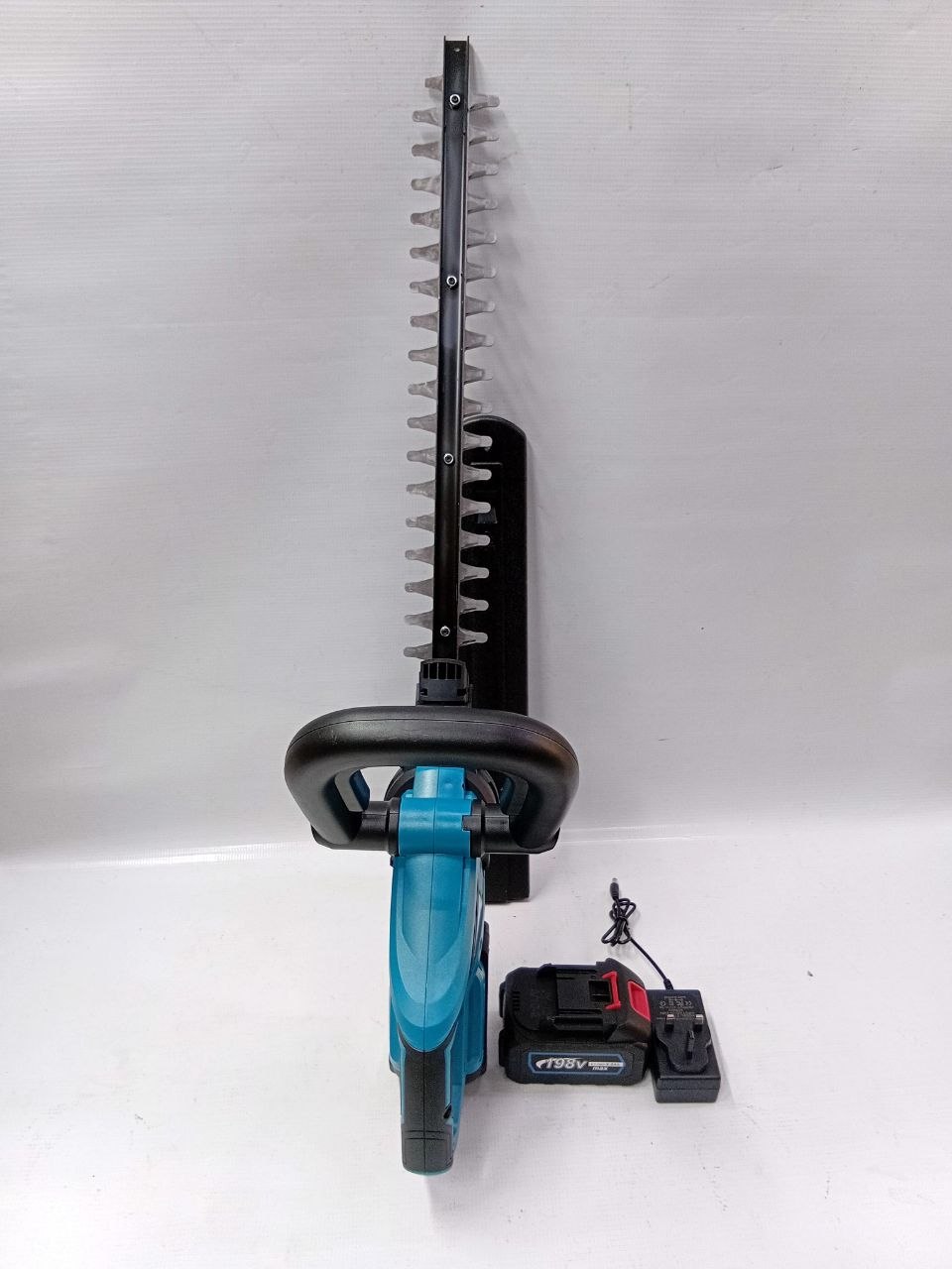 9352bfa4-cb6b-4ad1-b897-56b638d46989 Makita cordless hedge trimmer - Image 1