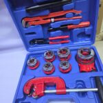 Manual ratcheting pipe threader