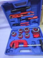 Manual ratcheting pipe threader